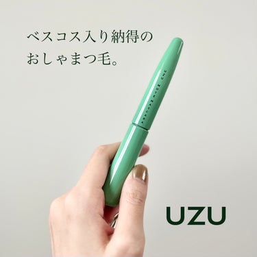 とってもおしゃれな目元が叶う、
深緑色のカラーマスカラ。

明るすぎないので黒だと少し抜け感ないな、、
みたいなときに使うと
個人的にとてもちょうどよいです。

グリーン系の似たような
アイライナーと合