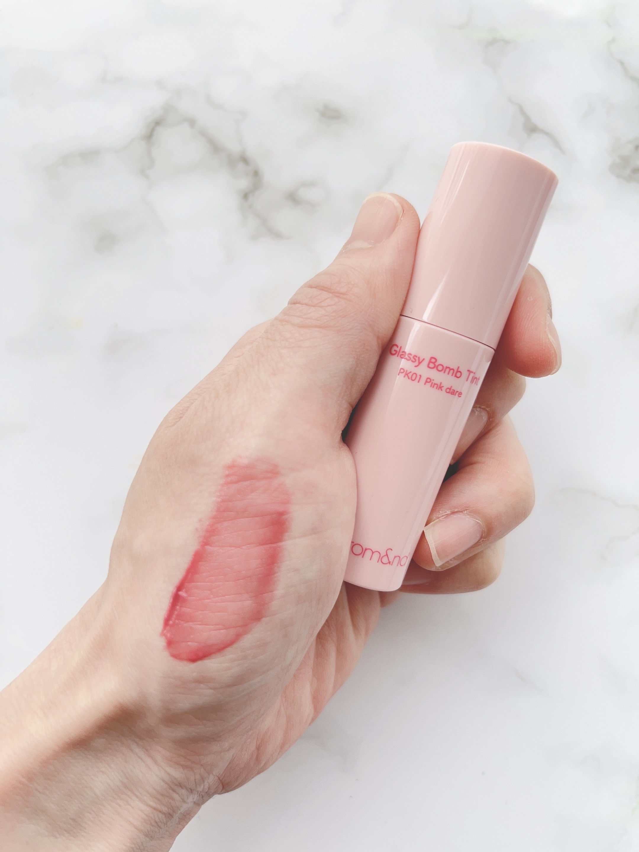 アンドバイロムアンド　グラッシーボムティント PK01 ピンクデアー/&nd by rom&nd/リップティントを使ったクチコミ（3枚目）