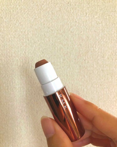 RMK アイズ&チークス 04
ウッドブロンズ

一本でアイシャドウとチークにもなる便利アイテムです🙆‍♀️
薄く馴染ませればシェーディングにもなります！

GOOD POINT
◎1本2役でポーチにか