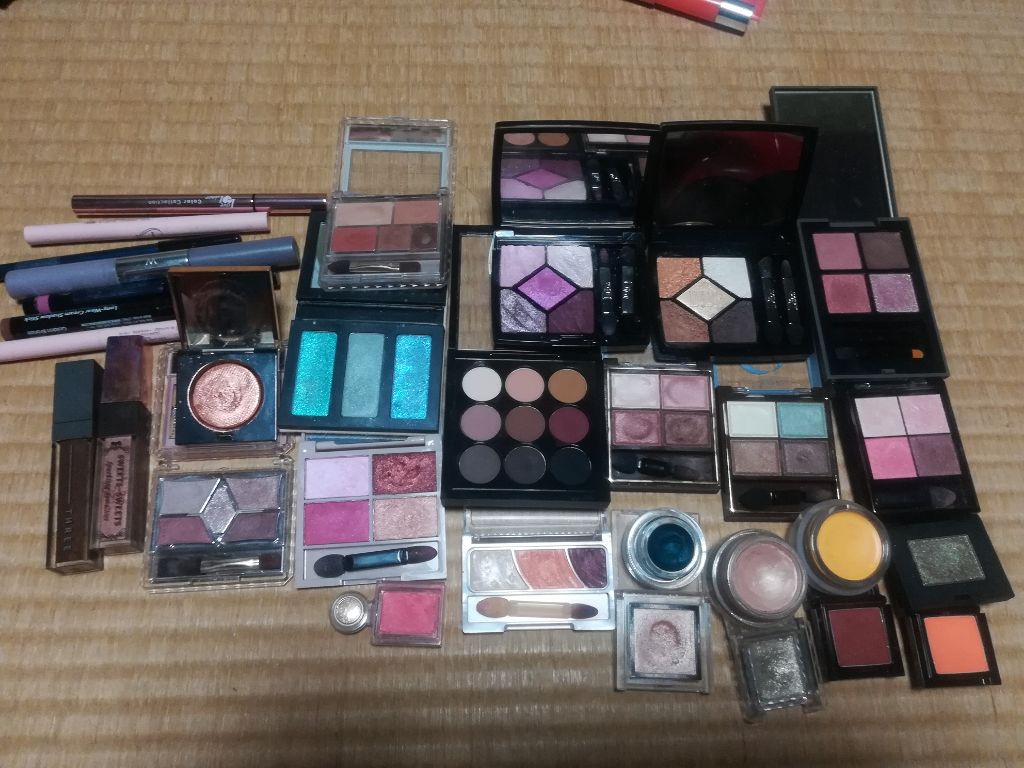 ゆかり on LIPS 「今持ってるアイシャドウ全部広げてみました♥️✨#はじめての投稿..」(1枚目)