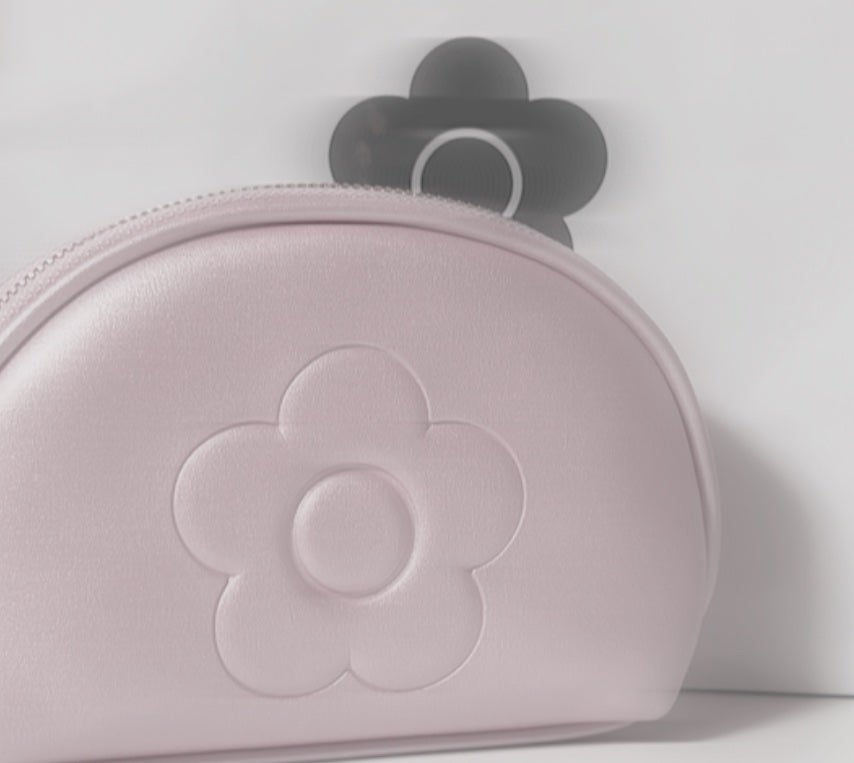 らら on LIPS 「マリークヮントのエンボスデイジーパールラウンドポーチを友達がプ..」(1枚目)