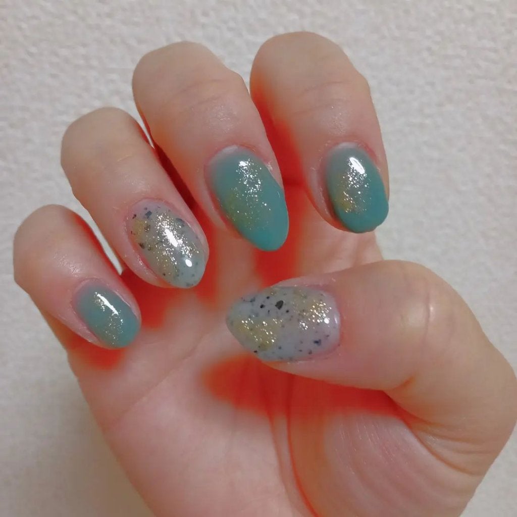 まっつん on LIPS 「NEWネイル💅DAISOの新しいやつ♥️このオリーブグレー?め..」(4枚目)