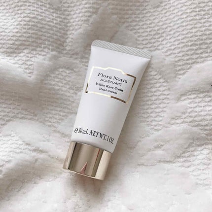 Flora Notis JILL STUART ホワイトローズ ハンドクリームのクチコミ「
こんにちは、なのかのんです!
今回ご紹介するのはこちら↓↓↓
*・゜゚・*:.。..。......」(1枚目)