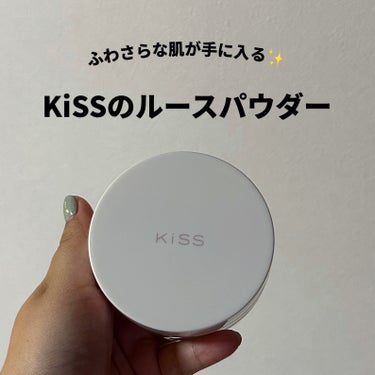 \ふわさら肌になれるパウダー🤍/

どーも！
りほです︎💕︎


今回はフェイスパウダーの紹介です！




KiSS
マットシフォン フィニッシングルースパウダー
01 ライト



ふわふわ・サラサラになれるパウダー✨


かなり粒子の細かいパウダーで塗布するとふわっと毛穴を埋めてくれて肌表面をサラサラにしてくれます！


ベージュカラーが付いてて毛穴だけでなく色ムラも補正してくれます！


ほんのりベージュなのでカバーされすぎにならず厚ぼったく見えないです👍



ふわふわで弾力のある大きめのパフが付属されてて全顔に塗布するのに適してます！



パケはシンプルなデザインだけど蓋がオーロラのような加工がしてあってキレイ✨



ナチュラルメイクの時は絶対このパウダーを使ってます！


カラーコントロール下地やトーンアップ下地にこのパウダーをするだけでもキレイにベースが仕上がるので気に入ってよく使ってます😉



いかがでしたか？？？？

KiSSがリニューアルしてすぐ購入したものの1つで秋ぐちから愛用してます♪

プレストパウダーよりもほんのりカバーで調節もしやすいので肌質問わず使いやすいと思います👍



ぜひチェックしてみて下さい✨



ではでは👋👋👋


#kiss 
#ルースパウダー 
#毛穴カバー #色ムラの画像 その0