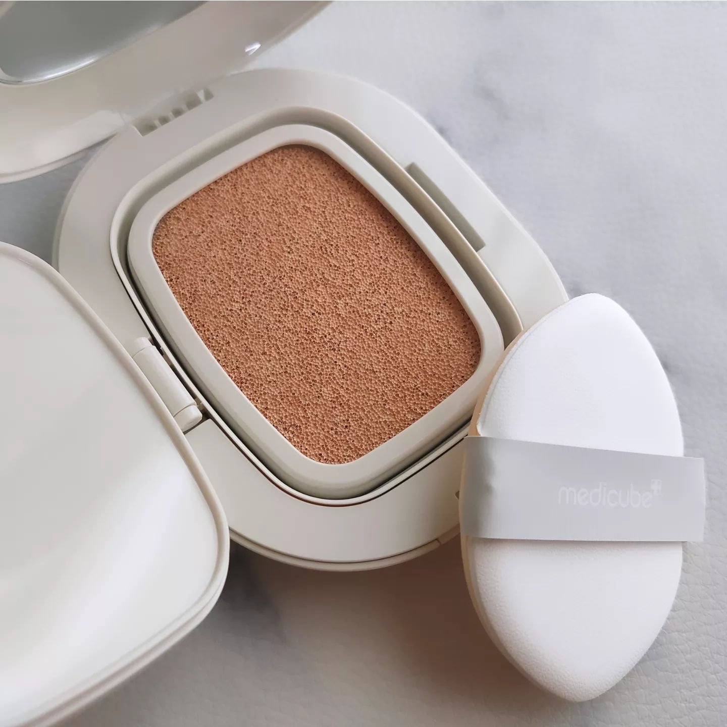 MEDICUBE プロ グルタチオン グロウクッションファンデーションのクチコミ「＜プログルタチオンクッションファンデーション ベルベットクッション＞を愛用中♪

大人気美容成.....」（3枚目）