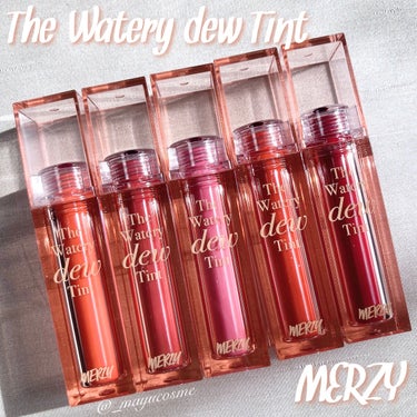 MERZYの水分たっぷりちゅるんリップ💋
ーーーーーーーーーーーーーーー
MERZY
The Watery dew Tint season1
ーーーーーーーーーーーーーーー

韓国アイドルメイクからインスピレーションを受け誕生した《MERZY ザ ウォータリーデューティント》

軽い水膜がしっとりと染み込む高水分光沢のあるテクスチャー。
つけたままの発色がベタつきや滲みなく使用可能💋

▷ WD1.
SPRING BREAK スプリングブレイク
デイリーコーラルカラー

▷ WD2.
BITTEN ROSE ビトゥンローズ
くすみローズカラー

▷ WD3.
PINK HAZE ピンクヘイズ
華やかなブライトピンクカラー

▷ WD4.
ALWAYS YOUNG オールウェイズヤング
ビビットオレンジレッドカラー

▷ WD5.
CHERRY SHOT チェリーショット
ダークチェリーのピンクカラー


ちゅるちゅる感がたまらない💋❤️
ティッシュオフ後も色が残りみずみずしい印象。
軽いつけ心地のウォーターベーステクスチャーなので
唇の弱い私でも滲みたり荒れたりがありませんでした✨
唇のシワも目立ちにくくなってぷっくり魅力的な唇に。

重ねれば重ねるほどくすむことなく光沢の膜を張ったかのような唇に！
この落ちづらさと発色たまりません❤️


#マージー #MERZY #ザウォータリーデューティント #ちゅるんリップ #MERZYリップ  #アイドルメイク #ティントリップ #ティント #リップ #韓国コスメ #マユコスメ_リップ の画像 その0