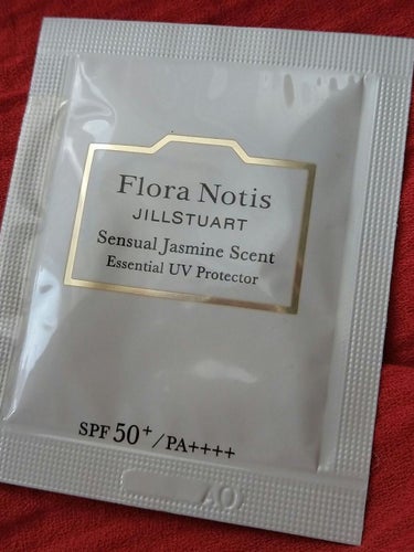 Flora Notis JILL STUART エッセンシャルUVプロテクター センシュアルジャスミンのクチコミ「デパートで、お買い物した時に頂いたサンプル試してみました😊ジルスチュアートの、『エッセンシャル.....」（1枚目）