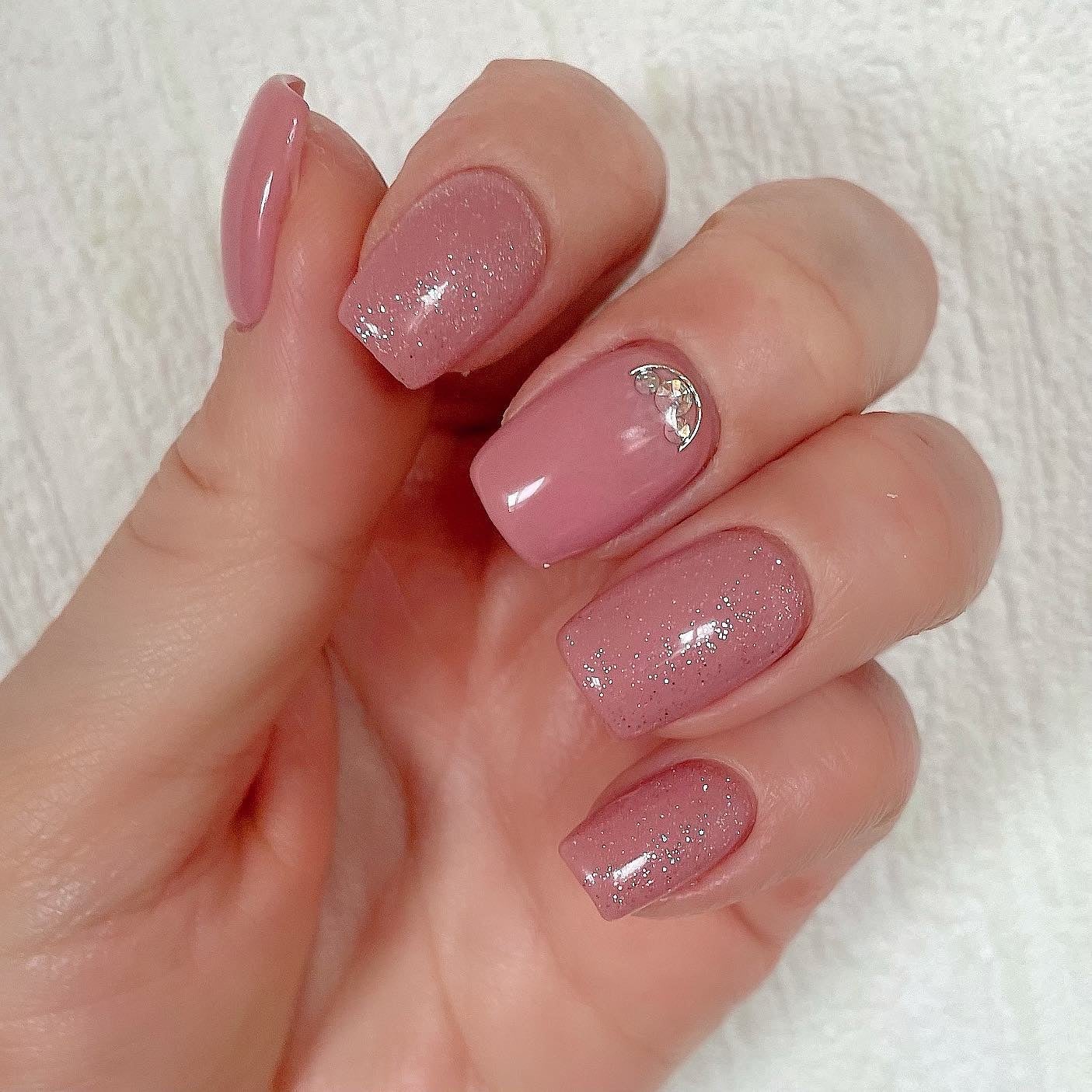 ♡𝙗𝙚𝙠𝙞♡フォロバ100%♡ on LIPS 「🩷肌馴染み良いピンク🩷ラメを数本入れて涼しく🩵パーツのオーロラ..」(2枚目)