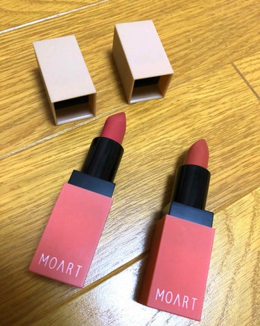 MOART Vリップスティック
sand rose (右側)
dry rose(左側)

派手すぎないカラーのマットリップが欲しくて購入しました。
色は落ち着いたトーンで可愛いくすごく使いやすいです！
