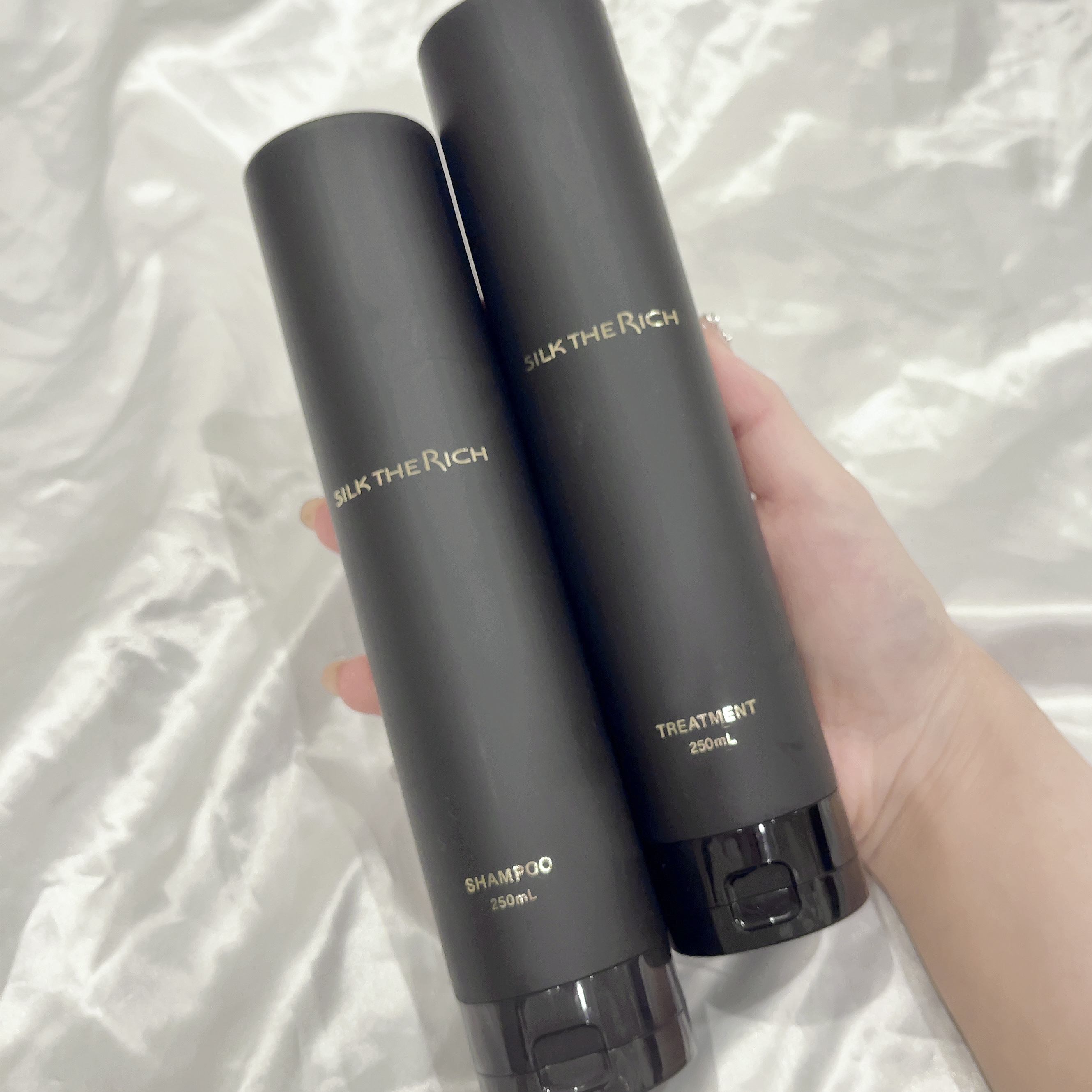 ＼驚くくらい真っ黒／香水のような持続力

୨୧┈┈┈┈┈┈┈┈┈┈┈┈┈┈┈┈┈୨୧

SILK THE RICH
シルクザリッチ
スカルプ&リペア

真っ黒なシャンプー、トリートメントが特徴的なこのアイテム。
手に出したときはびっくりした