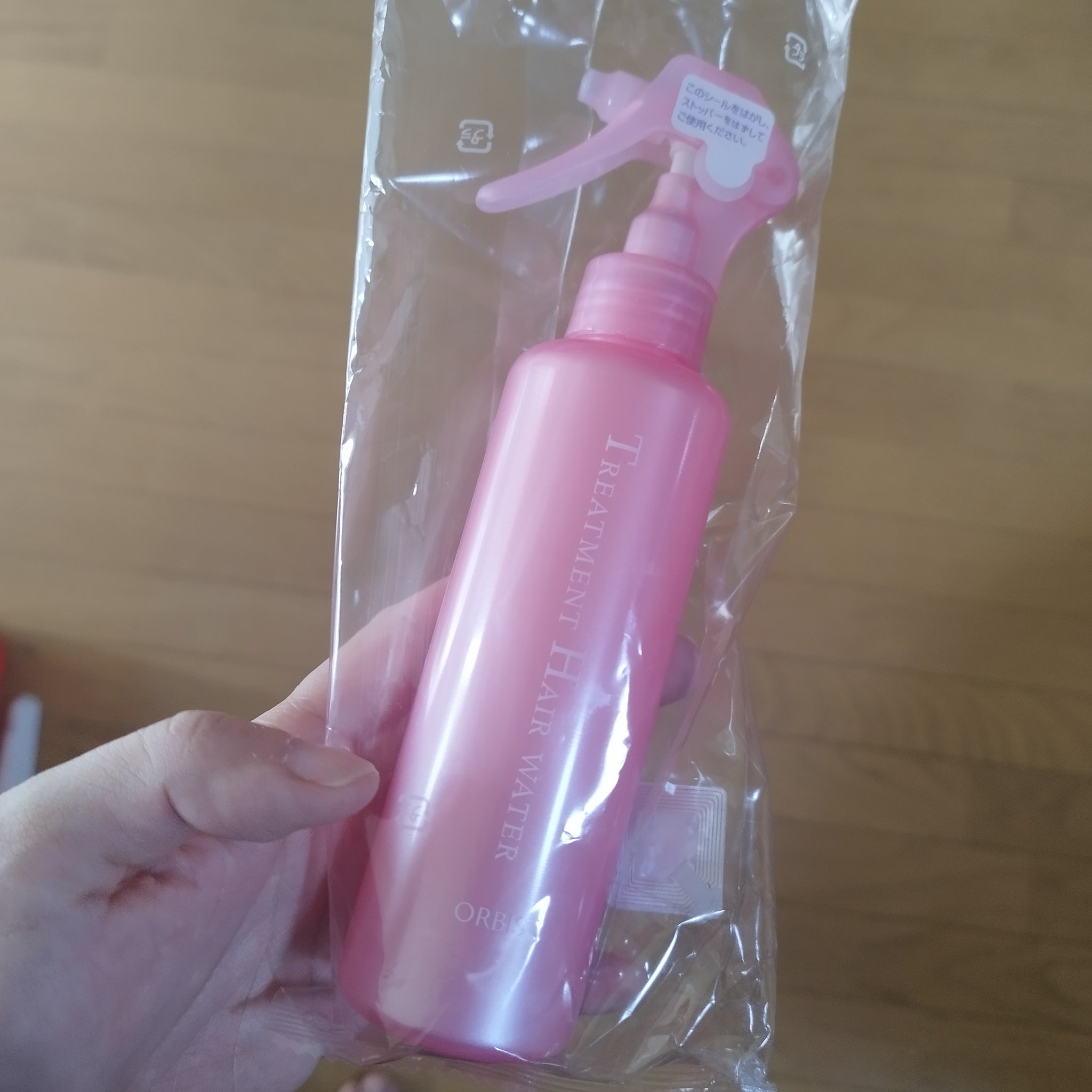 \ 2階用にもうひとつ購入🦄  /

髪の毛洗った時にはバスルームが１階にあるので1階に
朝に髪の毛をアイロンする前に振る時は私の部屋が2階なので2階に持っていき、、、をしてたら面倒になったので
2階用のオルビス トリートメントヘアウォー