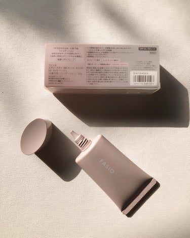 忙しい時や、ベースメイクを軽めに仕上げたい時に使いたい

"ファシオ　エアリーステイ BB ティント モイスト"

SPF35・PA++

日やけ止め・化粧下地・ファンデーションの効果が1本に！

保湿効果に優れたリッチモイスト成分と、水を抱えるオイルを配合でうるおいツヤ美肌が長時間持続するよう。

フェザーフィット成分配合。ふわっと軽やかにのび広がり、肌と一体化したようになじんでくれるそう！

厚塗りにならない？重苦しくない？
BBにはそんなイメージがあったのですが。。

違いました♡

みずみずしいクリームはスッーと伸ばせて軽やかな使用感。

しっとり感じられるもの。

薄づきでナチュラルな仕上がりになる印象ですが、毛穴などはきちんとカバーしてくれます。

個人的なBBクリームのマイナスイメージを覆してくれました。

くすみカラー、シンプルな容器も可愛くてとても自分好みで気に入ってます。

お値段も良心価格、1,320円

いや〜、これなら冒頭で述べた忙しい時や軽めに仕上げたい時だけでなく毎日使っちゃう、ついつい手が伸びるアイテムかもしれません！

02 ライトベージュを使いました。

#PR #ファシオ #エアリーステイBBティントモイスト #BBクリームの画像 その1