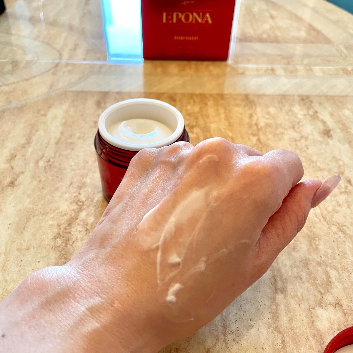 Shiho Arai on LIPS 「・・大自然、チェジュ島の馬油を10%も使用した高保湿2重機能性..」(5枚目)