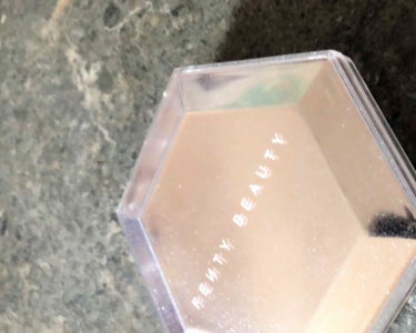 友達にハワイのSEPHORAにて購入して来てもらいました！

リアーナコスメの
fenty beauty
DIAMOND BOMB


ただのラメなのですが、
addictionのラメと、同じ光り方する