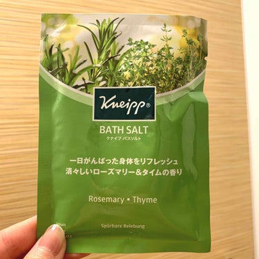 
本日の入浴剤🛁

クナイプバスソルト

ローズマリー&タイムの香り🌿

一日頑張った身体をリフレッシュ
清々しいローズマリー&タイムの香り。

大好きなクナイプシリーズ！！

爽やかなハーブ感🌿強めの