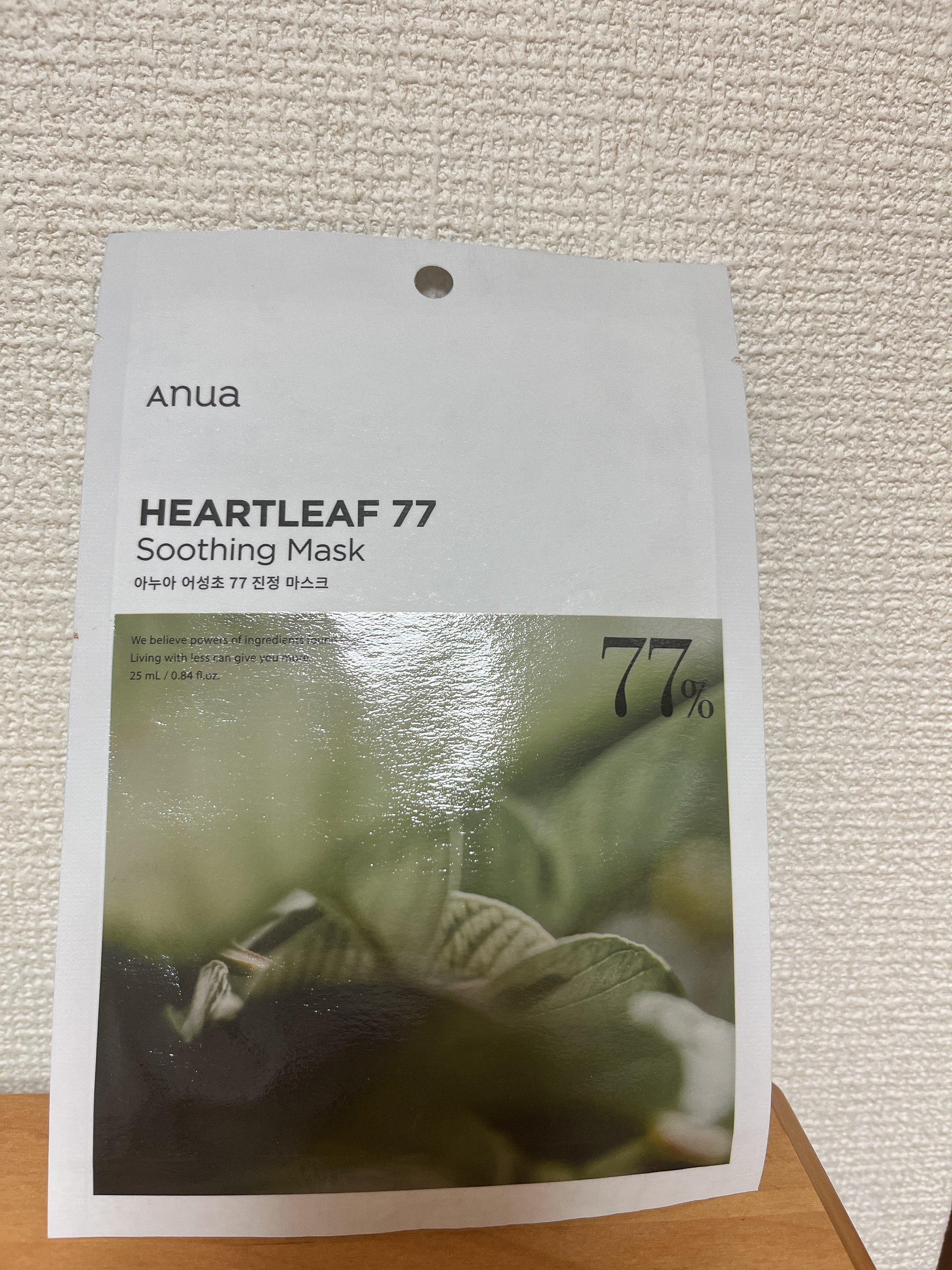 ★Anua　HEARTLEAF77　シートマスク

テクスチャー→分厚いけど柔らかめでどろっとした感じ

香り→さわやかな香り？

肌につけたとき→かなりうるおい。ぺたつきはある。

組み合わせ・相性→化粧水少し塗ってからつけた。パック後は