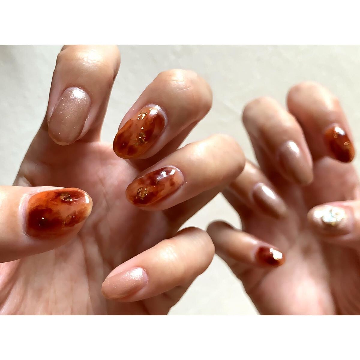 minminail on LIPS 「べっ甲ネイル💅最近は自爪のネイルは基本ワンカラーのシンプルな感..」(2枚目)