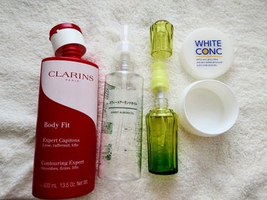 #使い切りコスメ 

#CLARINS　ボディ フィット
何度もリピートしてるけど一回あたり結構量が使うのでコスパは400㍉の方が断然イイ
体重は減らないけど、身体が引き締まったりくびれが出てくるので効果ありだと思う

#無印良品　スウィートアーモンドオイル
お風呂でオイルパックや身体に塗ったり色々使えました…が、ホホバオイルの方がサラッとしてて使いやすいので次買うならあっちかな

#AYURA　メディテーションリラックスナイトコフレのオイル
調べたら2016年11月発売のヤツだった…もちろん自己責任で使いました
香り目的だったので効能とかは気にせず、身体•髪用としてです
使い切ったけどボトルが好きすぎるのでネイルオイルと並べて飾っておきます
ネイルオイルはまぁ…もはや観賞用
アユーラのコフレはいつも可愛いので要チェック！

#ホワイトコンク　ホワイトニングボディパックCⅡ
お風呂で濡れた身体に塗って流すだけ、というラクさに惹かれて買ったけど、よくわからなかった
皮膚のシワに残りやすくて洗い流しが大変だし、こまめに継続して使わないと効果が見えないのかも
マメな人向けかな

長々と失礼しました〜の画像 その0