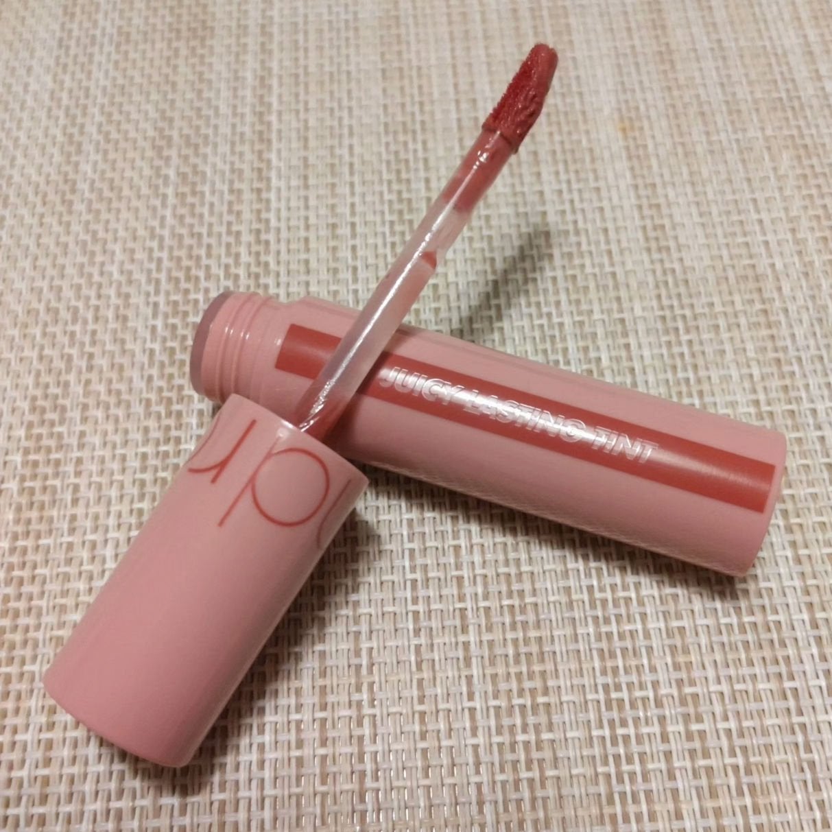 ジューシーラスティングティント/rom&nd/リップティントを使ったクチコミ(2枚目)