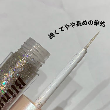 全色レビュー、宝石みたいなグリッター
✂ーーーーーーーーーーーーーーーーーーーー
BLING GLOW
ブリングリキッドグリッターライナー
01FROZEN
02LUMINES
03BLOSSON
04MERRY GOLD
✂ーーーーーーーーーーーーーーーーーーーー

刺激のないウォーターベースに
レインボーとダイアモンドグリッターライナー
カラーは全4色。どれもキラキラがすごい！

✔︎01FROZEN
超微細ピーチゴールドベースにシルバー粒子と オパールグリッターを施したカラー。1番ベーシックで迷ったらこれかな。

✔︎02LUMINES
ホワイトベースにほんの少しグリーン、ブルー、バイオレットオパールカラーのグリッター。綺麗めな好きな方に

✔︎03BLOSSON
ピンクベースにほのかなライトピンクとバイオレットオパールのグリッターで可愛らしい印象になるカラー。個人的に4色のうちで一番好き。

✔︎04MERRY GOLD
バーニングゴールドとピーチゴールドベースにオパールクリスタルのグリッター。元気で夏にぴったりのカラー


筆はかなり細くてやや長め。
見た目もかなりギラギラしてTHEグリッターという感想。どのカラーも輝きがすごい、、ぜひ動画も見てほしい。

ラメ独特のザラザラした感じはなくどちらかと言うとサラサラしていて緩めなテクスチャーです。

グリッターってどれも似てきてしまいがちですが、
しっかりベースの色があるのでカラーによって印象がかなり変わります。普段のメイクによって使い分けが出来そう！
遠目でも結構目立つのでお出かけにピッタリ♡

ご覧頂きありがとうございました✨
こちらは@beautitopping_jp
様より頂きました。


#ブリングロウ #Bling Glow #グリッターライナー #ラメライナー #涙袋ライナー #涙袋メイク #ラメ#提供
#韓国コスメ#qoo10メガ割 #qoo10#アイメイク#eyemake#全色レビュー #ラメグリッター祭り の画像 その2