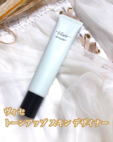 .
.
ヴィセ　トーンアップ スキン デザイナー
各1,320（税込）
SPF25・PA++

01ラベンダー
02ピンクベージュ
03グリーン
10パールローズ（限定色）

好みのカラーで肌トーンを自由にアレンジ

毛穴カバー✕カラーコントロールを叶える
うるさらトーンアップ下地

気になる肌悩みを美しく補整し
透明感に満ちた毛穴レスな肌へ導く化粧下地

スムースフィットパウダー配合
なめらかに心地よく伸び広がり
肌へ均一に密着

肌のトーン気になりませんか？
私は赤みが気になるのでグリーンの
カラーコントロールが欠かせません！
というか必須です

スキンケアを終えた肌
ファンデを塗る前に使用

気になる部分に薄くのばしていきます
すっと伸びて密着します

カバー力が強いなぁと感じました
白浮きせず、ナチュラルな仕上がり
乾燥を防いでくれそうな使用感

細身のパッケージも素敵で
持ち歩いても邪魔にならなそうです

ぜひチェックしてね

#PR　#ヴィセ　#Visee　#トーンアップスキンデザイナー　
#下地の画像 その0