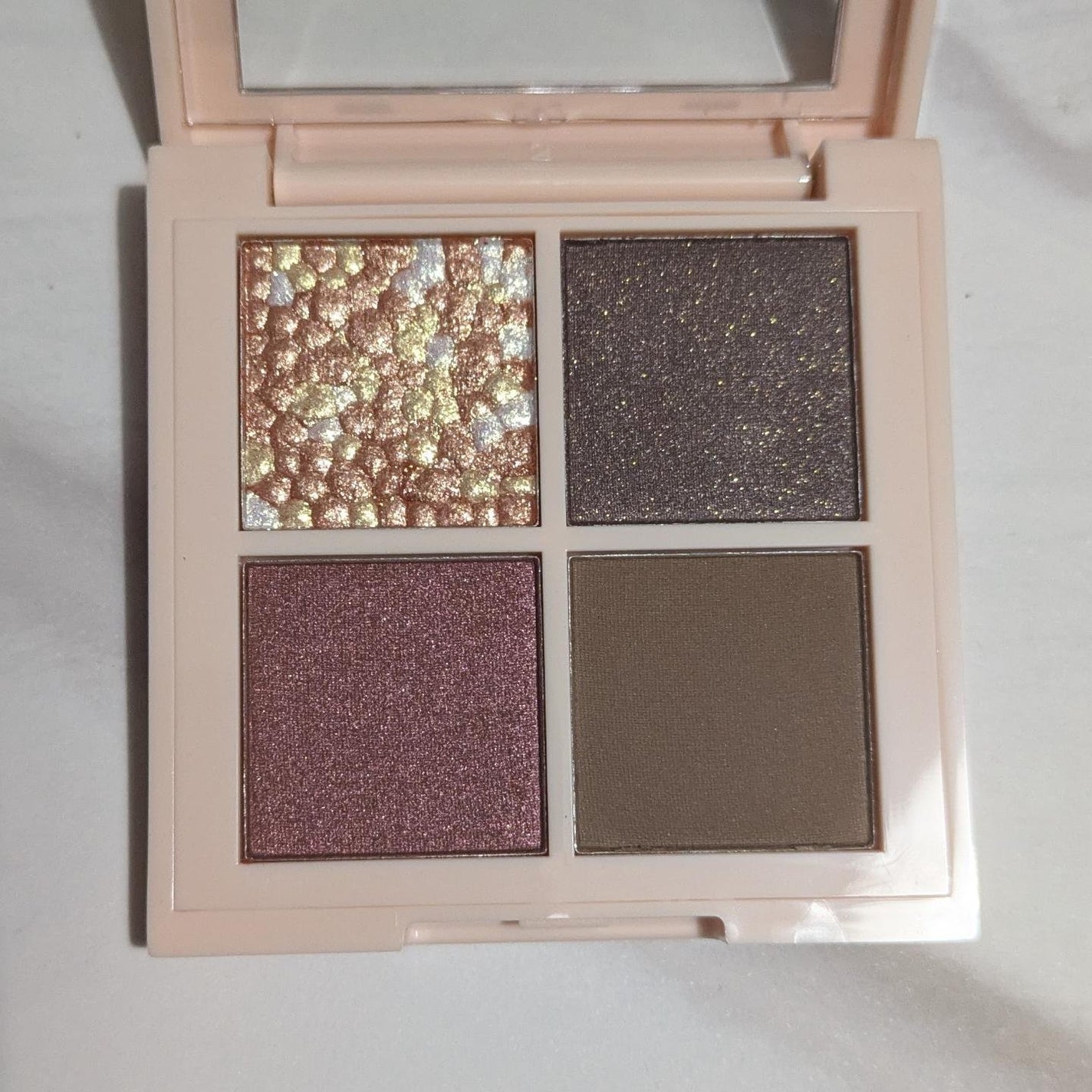 レブロン ダズル アイシャドウ クアッド/REVLON/アイシャドウパレットを使ったクチコミ(2枚目)