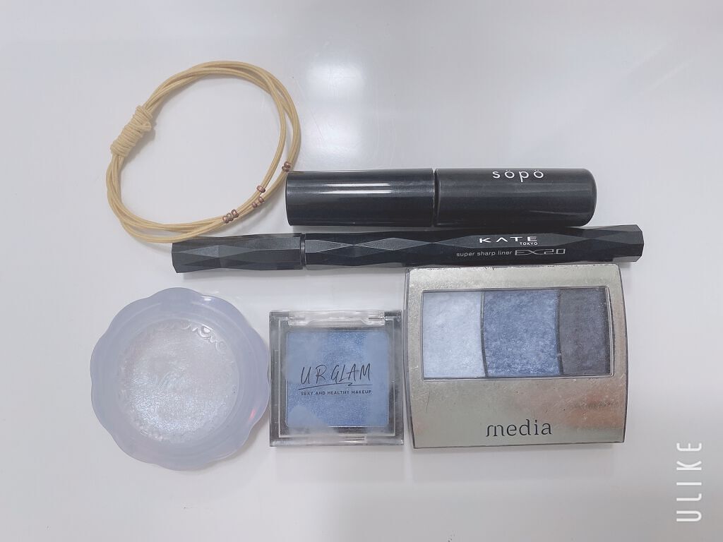 

［今日のメイク］


こんばんは🌟
ことはです❤️



遅くなりましたが、今日のメイクです🥺



本日はブルーメイク💙


本当はsopoのネイビーアイライナーにしようと思ったんですけど。。。
色が出なくなってきました🥺

