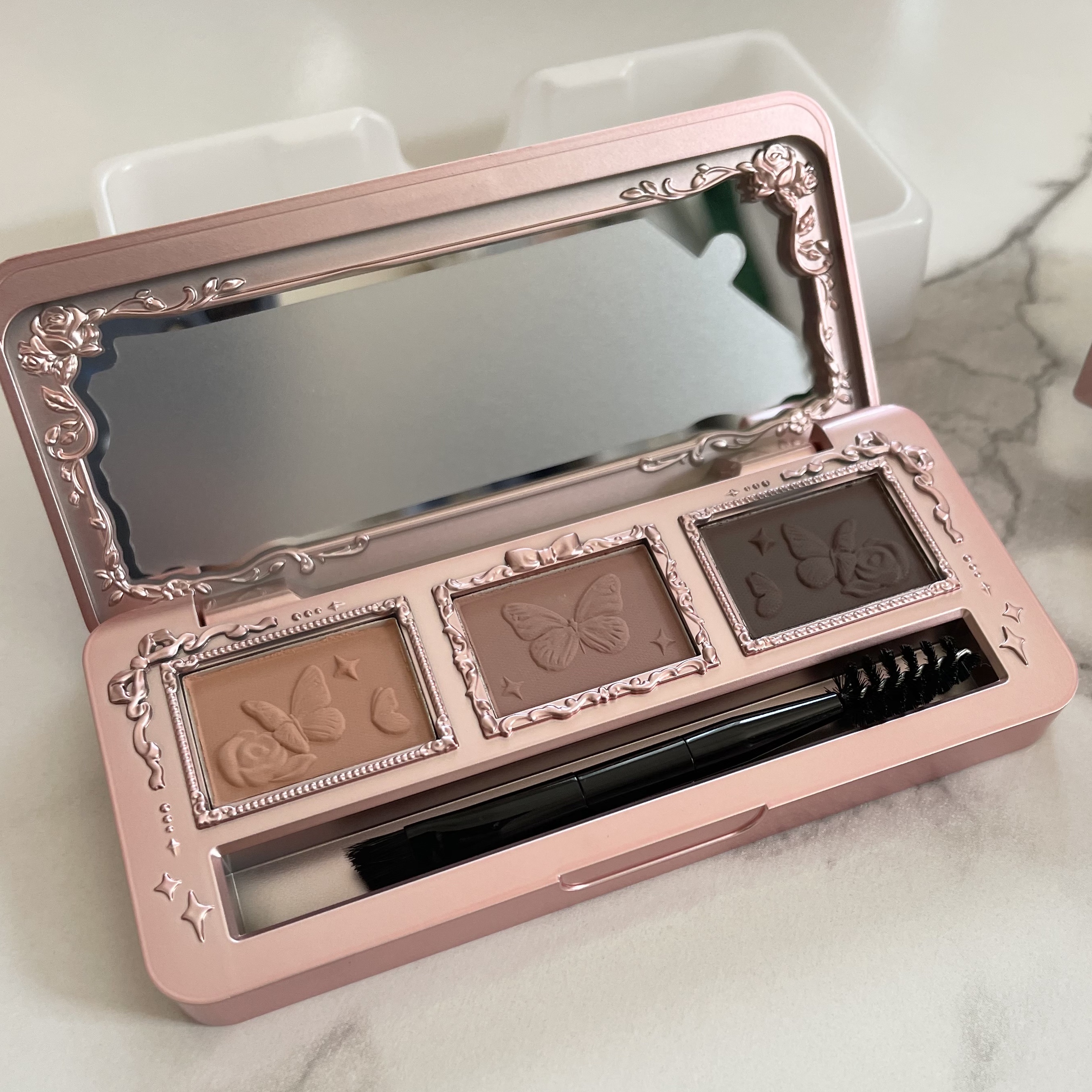 FlowerKnows ミッドサマーフェアリーテイルズ コレクション アイブロウパウダーパレットのクチコミ「FlowerKnowsミッドサマーフェアリーテイルズ コレクション アイブロウパウダーパレット.....」（1枚目）