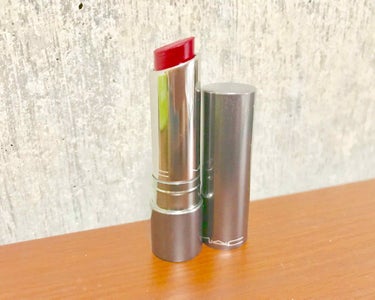 M.A.C ハガブルリップカラー レッドネセシティ
です💄♡    前に紹介した、M.A.Cのリップスティックが私はどうしても唇が乾燥してしまい不向きだったのですが、こちらのシリーズのリップは唇が乾燥す