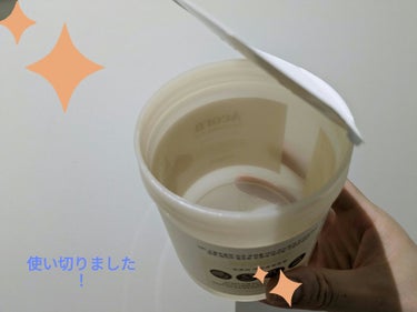 SKINFOODのどんぐり ポア ペプチド パッドです☆
60枚入り使い切りました！
最後まで液たっぷりでした。

しっかりとした純綿パッドがたるんだお肌の毛穴をもっちり整え、
お肌の弾力ケアに役に立ちます。
・一時的に目に見える毛穴の数減少
・一時的毛穴深さの改善
・一時的目に見える毛穴収縮
・弾力改善
低刺激なので、敏感肌の方も使えます！
使用感はどちらかと言えば、さわやか寄りみたいです。
しっとりもします。
拭き取りとしてもいいですし、何枚か肌に当ててパックにしても
いいと思います☆
1つ気になるのが、薄い？せいなのか取る時に毛羽立ちが
気になります。ピンセットついてないので、ピンセットでとった方が
いいかもしれません。
毛穴が少なくなったかどうかは分かりませんが、
もう1つあるので使い続けたいと思います。
使用感はとてもいいので、オススメです😊

＃SKINFOOD
＃スキンフード
＃どんぐり ポア ペプチド パッド
＃どんぐり
＃パッド
＃毛穴
＃毛穴ケア
＃韓国コスメ
#LIPS投稿アワード_Qoo10メガ割の画像 その2