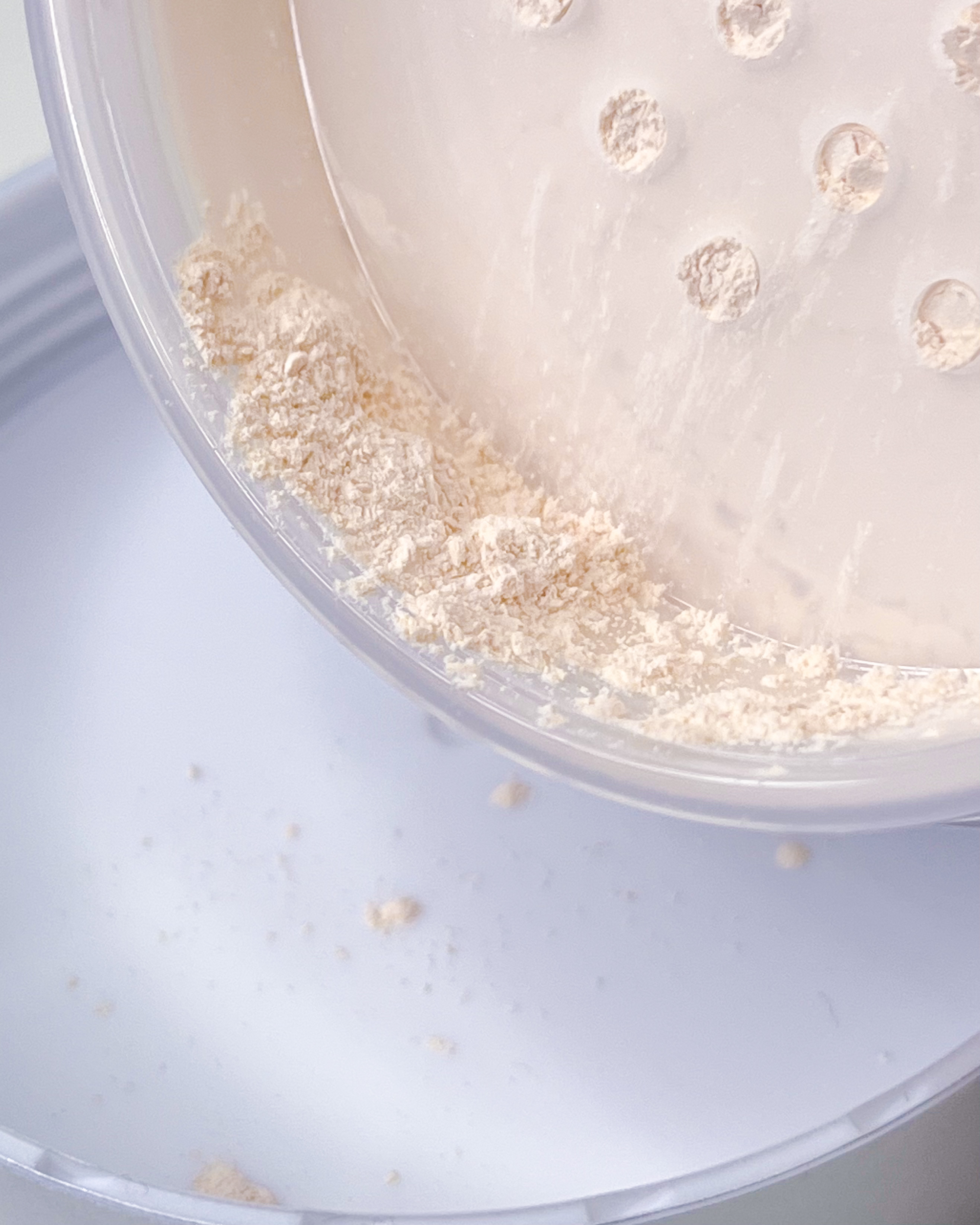 スージー エキスパート マイクロエアリーパウダーＦ/SUSIE N.Y./ルースパウダーを使ったクチコミ（2枚目）