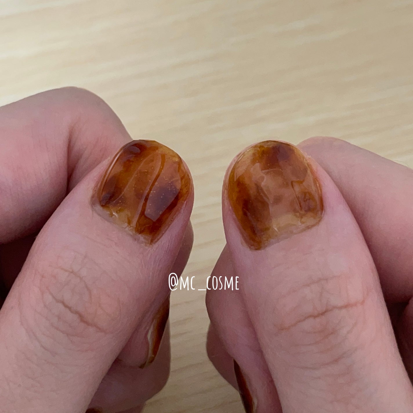 moca☁️フォロバはコメントください🙇♀️ on LIPS 「秋にぴったりべっ甲ネイル🤎両手バージョン🫶カラー2色だけでも良..」(2枚目)