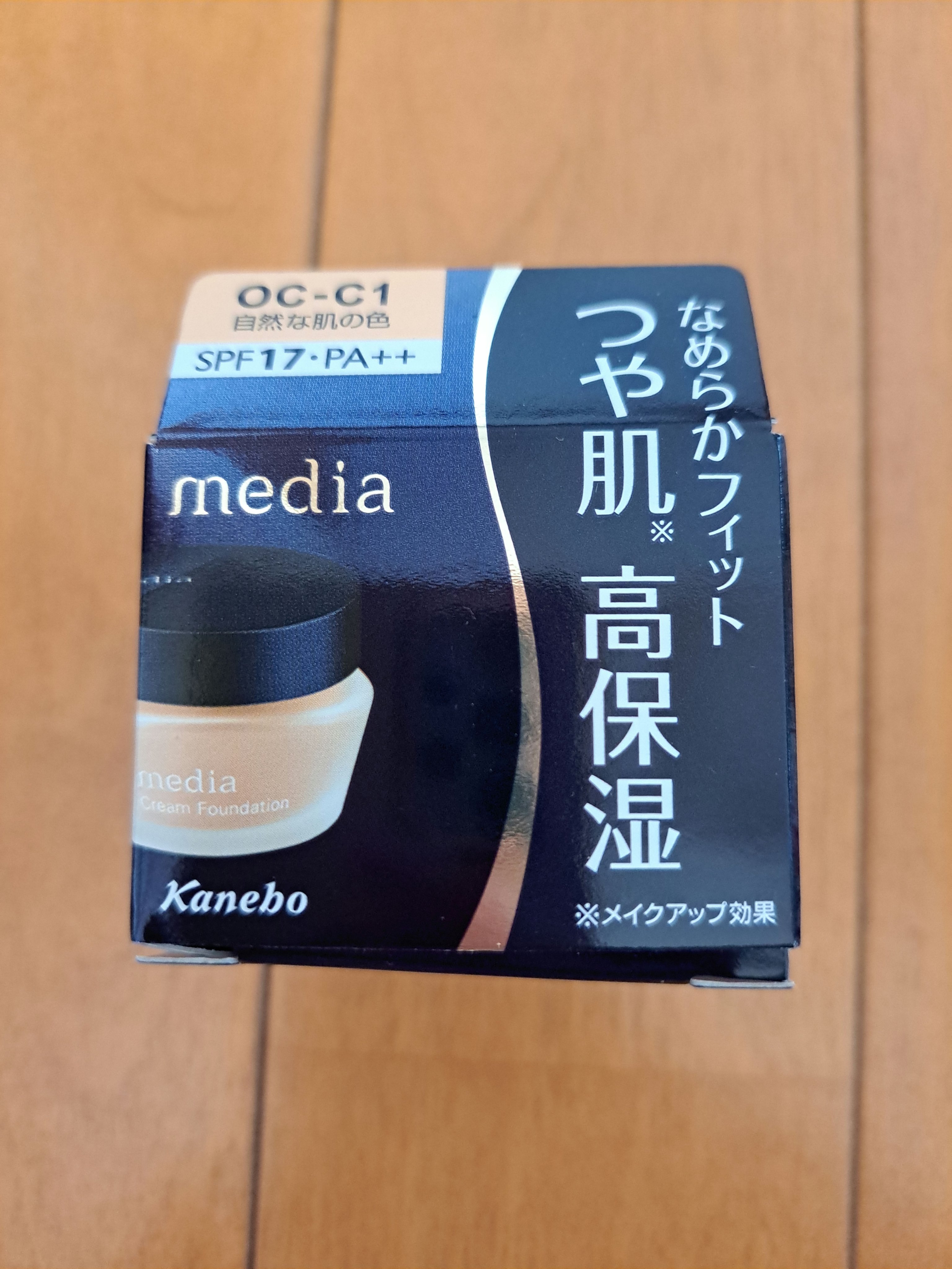 【使った商品】メディア　
クリームファンデーションN
【崩れにくさ】◎
【カバー力】◎
【ツヤorマット】マット
【良いところ】伸びるので指で少し取って使うだけで顔全体に使えます。お肌に優しく、ベタつきも少なく気に入っています。
リピートも