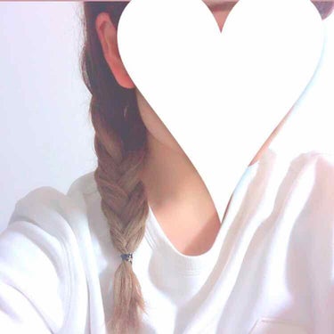 .*･ﾟヘアアレンジ　フィッシュボーン.ﾟ･*.

簡単に出来ちゃう横結びのフィッシュボーンです！

①髪の毛をひとつの束にまとめて横に持ってくる

②ひとつの束を2つにわける！

③わけた束の片方の束