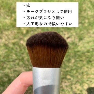 ブラシの洗い替えが欲しくて購入

●THE BODY SHOP
ファンデーションブラシ

ボディケアアイテムをよく使っているTHE BODY SHOPでメイクブラシが発売されていたので購入してみました。

★感想★

・密
ギュウギュウと毛が密集しています。

・チークブラシとして使用
かためのパウダーチークを使うのにちょうどいいです。
ゴリゴリとチークをとって手の甲で馴染ませて量を調整して頬にのせるとキレイにつけれます。

・汚れが気になり難い
茶色のブラシで先端は焦茶になっているので
汚れが目立ちに難くなっていて嬉しいです。

・人工毛なので扱いやすい
人工毛なので気軽に扱えるので助かっています。

・評価★★★★★の理由
使い心地がとても気に入っているのでこちらの評価にしました。の画像 その1