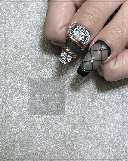#フレンチネイル,#ネイル,#アートネイル,#冬ネイル,#ミラーアートネイル,#きらきらネイル,#フレンチネイル,#ツイード柄ネイル,#手書きアートネイル,#ミラーアートネイル,#パーツネイル,#ブラックネイル,#リングネイル,#ドットネイル,#スタッズネイルのネイルデザイン