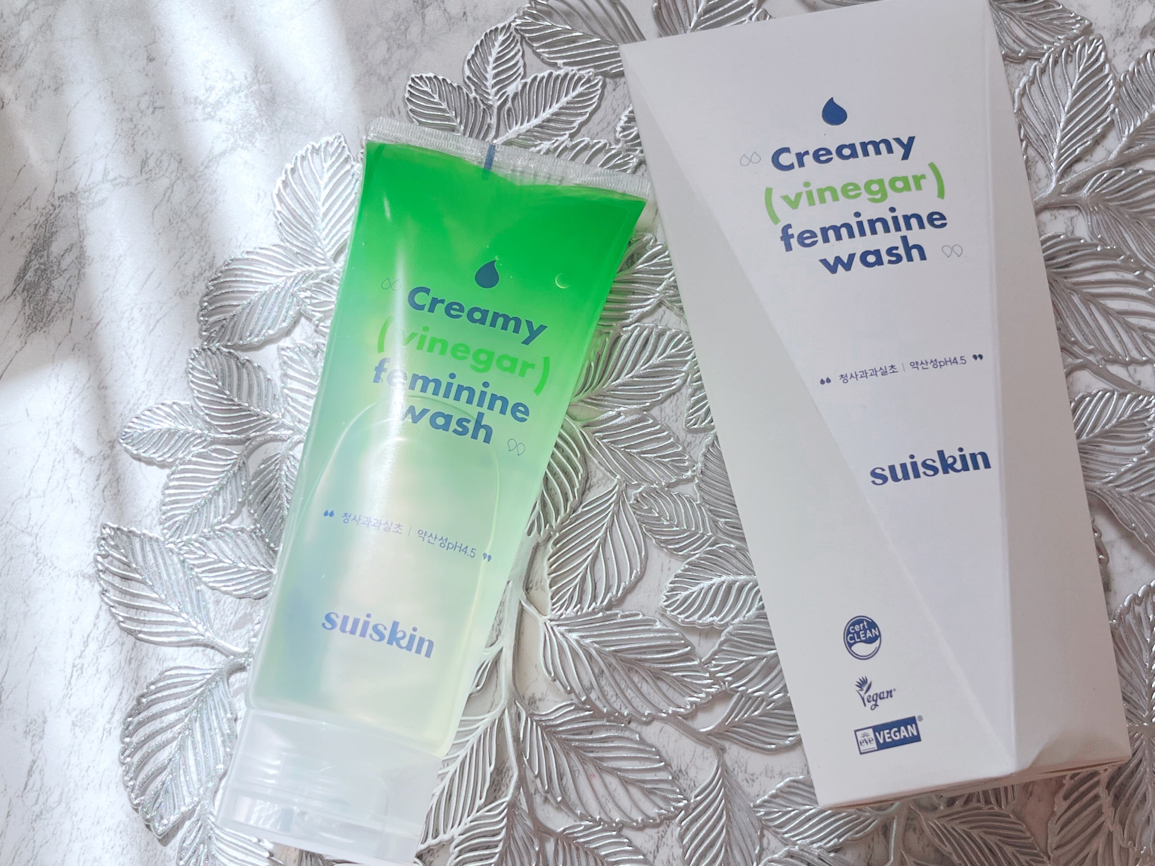 フレッシュな青りんごを発酵させて抽出した果実酢で敏感になりやすいYゾーンの鎮静ケア。
ヴィーガン認証果実酢フェミニンウォッシュです。

なんと消臭試験結果“99.50%”✨️
匂いの原因を爽やかに洗浄してくれます。


ジェル状のテクスチャ