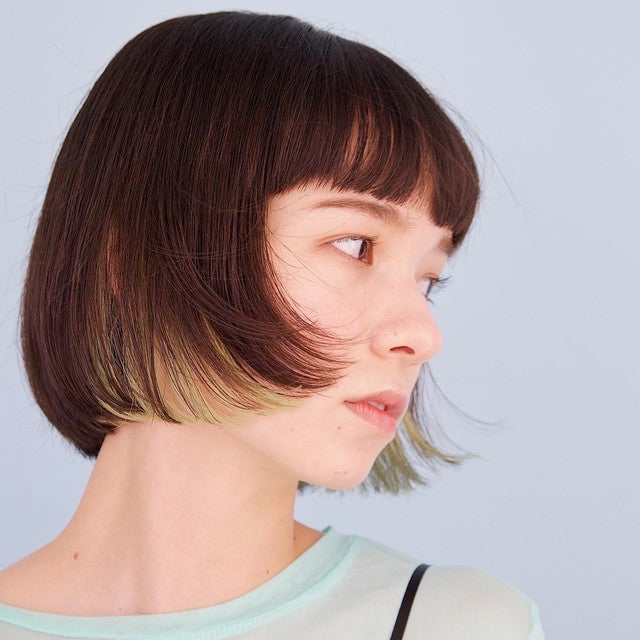 インナーカラーを入れた短い髪の女性の横顔