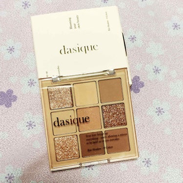  dasique(デイジーク)の03 nude potion

ラメの色がめっちゃいいです。
でも、マットの色は結構薄め…

締め色も少々薄いかなぁ…

サイズ的には持ち歩くには少々大きめですが、
色ん