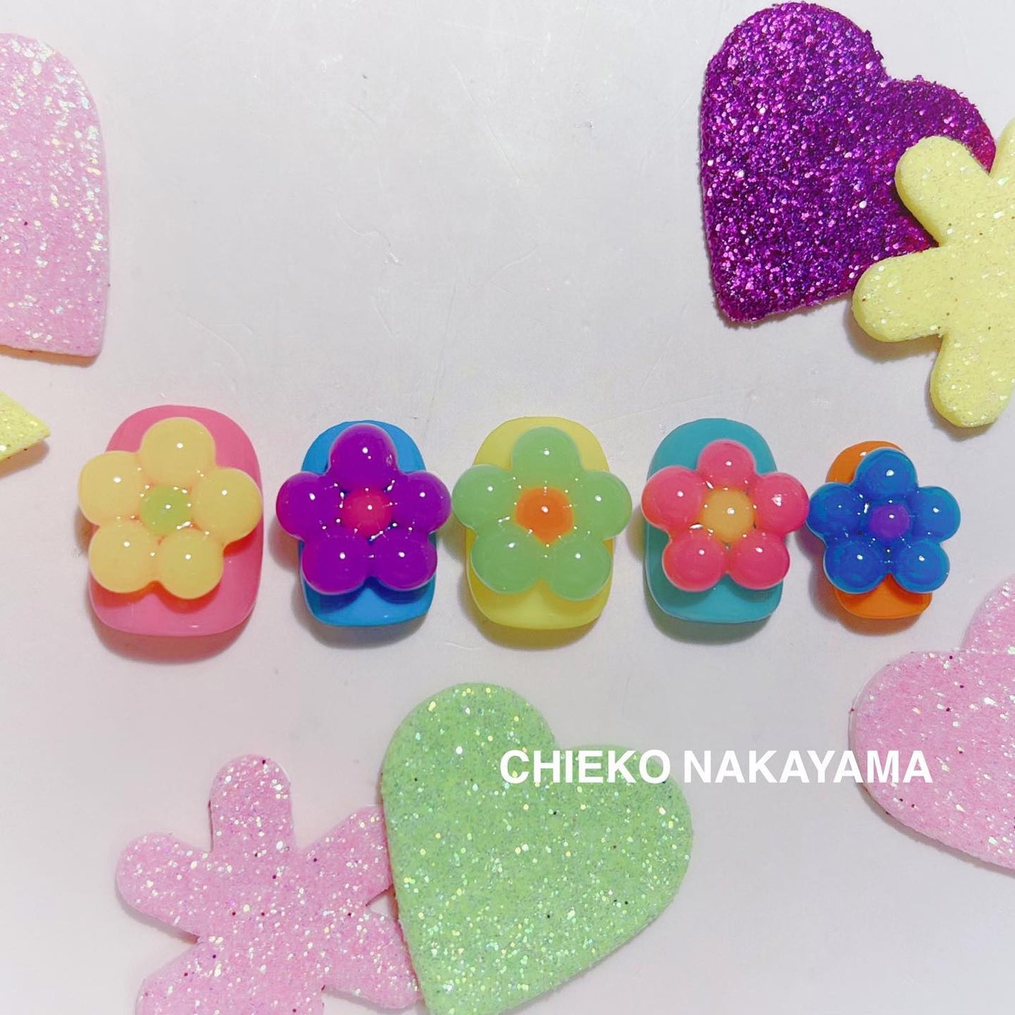 なかやまちえこ on LIPS 「クレイジェル丸めて並べるだけの簡単おはなネイル🌷365日ネイル..」(2枚目)