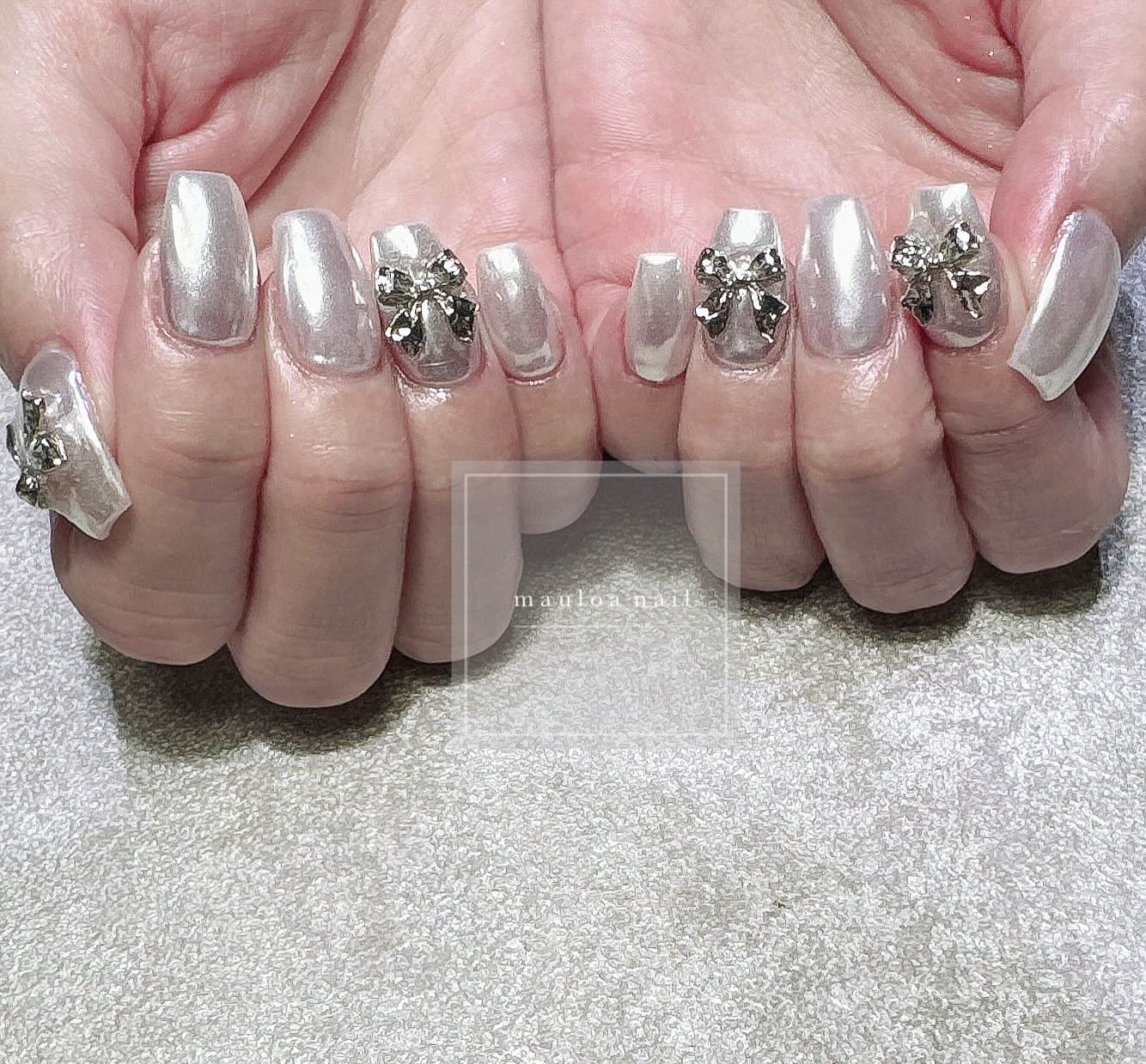 #ミラーネイル,#ネイル,#アートネイル,#夏ネイル,#ホワイトミラーネイル,#リボンネイル,#手書きアートネイル,#ミラーアートネイル,#パーツネイル,#ミラーネイル,#埋め尽くしネイル,#天王寺ネイルのネイルデザイン