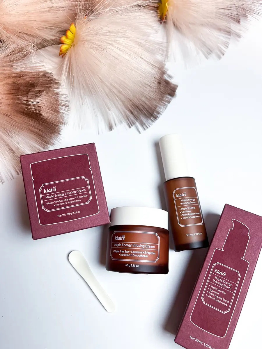 

最近韓国コスメ使う率高いけれど、冬の季節に使いたかった、クレアスのメープルエナジーシリーズ🍁🍯🩷

❏インフュージングセラム
❏インフュージングクリーム


とろんと樹液みたいな美容液と、こっくりしてるのに伸びが良くて使いやすいク