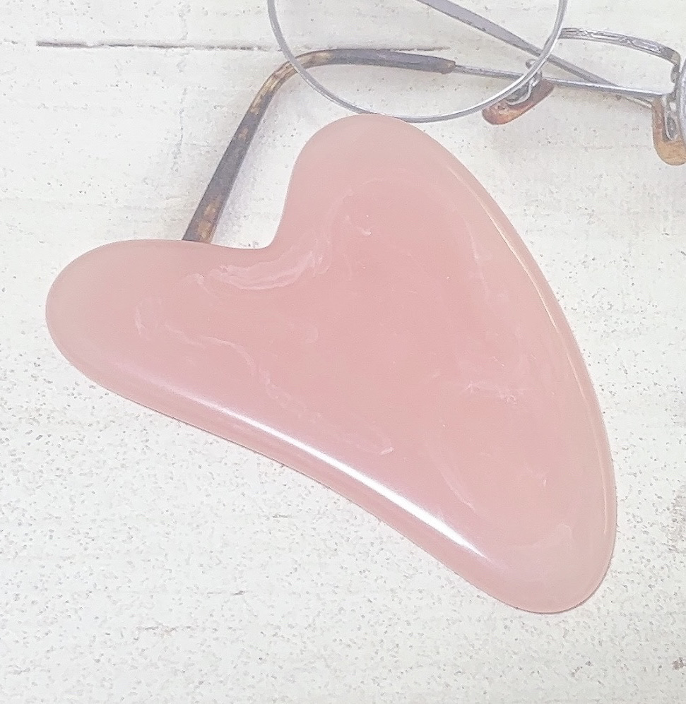 DAISO かっさプレートのクチコミ「☆DAISO   かっさプレート
材質　不飽和ポリエステル樹脂

以前こちらの羽型を使って、中.....」（2枚目）