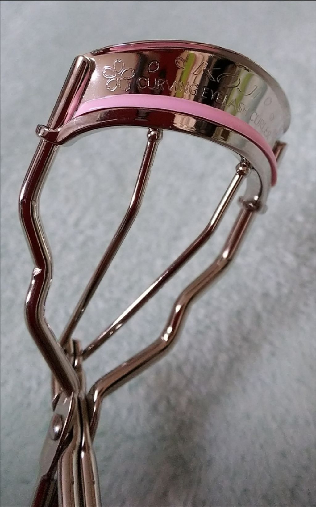 コージー カービングアイラッシュカーラー・春限定 桜ピンクのクチコミ「自睫毛の長さと濃さには何の不満も無いのですが、何せ頑固な下向きなのでコームタイプでファイバーの.....」（2枚目）