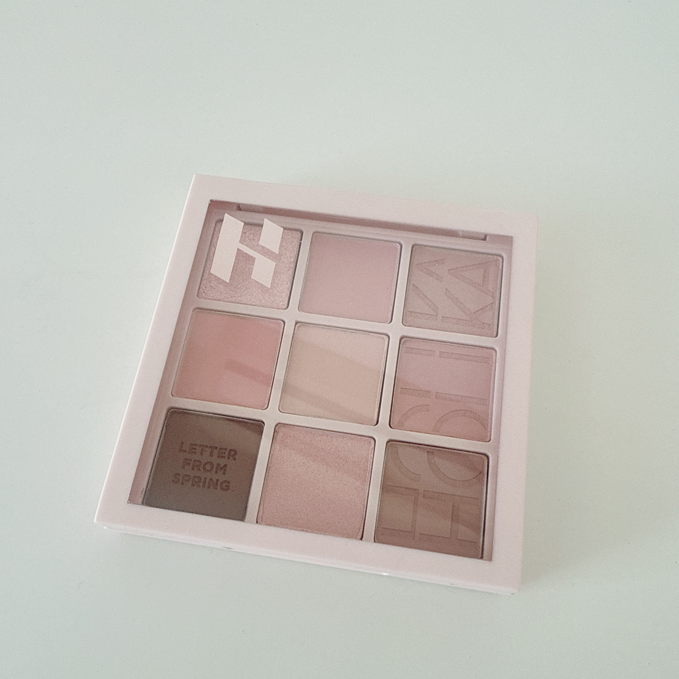 HOLIKA HOLIKA マイフェイブムードアイパレット 9カラーのクチコミ「全色スウォッチ✨ふわっと溶け込む淡い色合いのピンクベージュパレット✉️💐
▫️HOLIKA H.....」（2枚目）