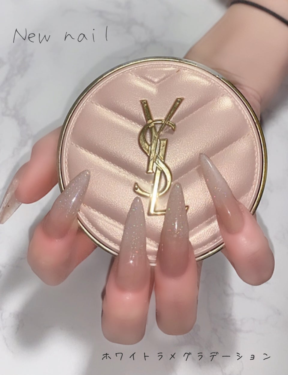 しゅな on LIPS 「ネイル変えました~♡初めてのホワイトラメグラデーションෆ˚*個..」(1枚目)