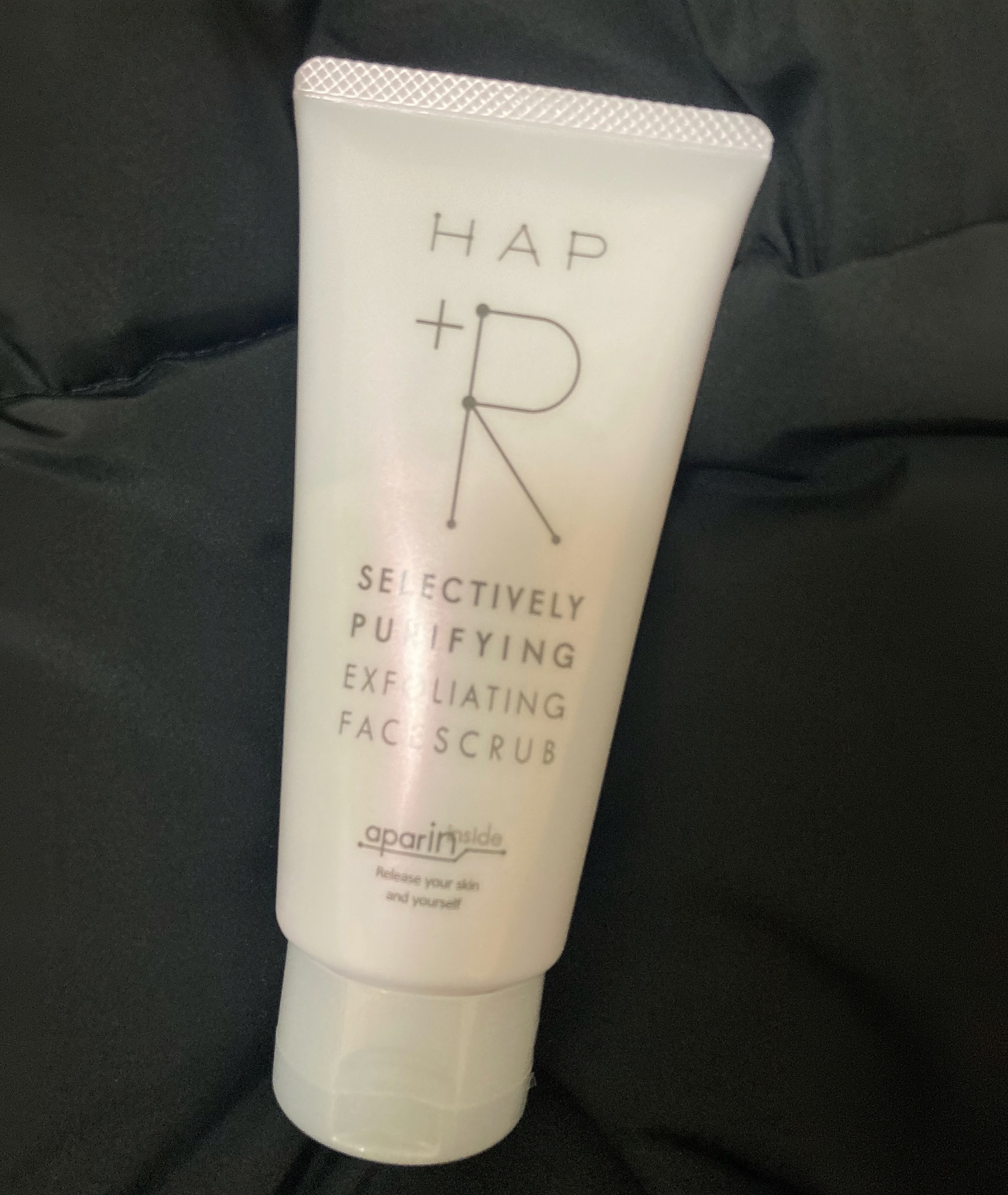 ✧  HAP＋R　フェイススクラブ  ✧


顔の角質が気になったので良さそうだったこれを買いました🫶🏻



とにかく洗い流した後の肌触りに感動した🥹🥹

肌のざらつきがとれてツルッツル！！

前にピーリングジェル使ってたことがあ