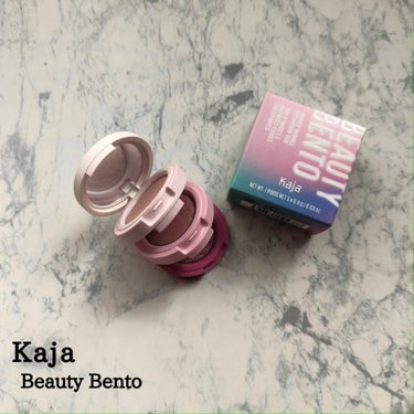 コスメ購入品

@kajabeauty
#kaja
beauty bento
01 rose water

たまたま寄ってみたドンキでの掘り出し物🙌
これ在庫処分とかで500円だった😳🤣安い！Qoo10では普通に2000円台だよ？🥺
3色構成で涙袋にも使いやすそうな色味で締め色もあって即決♡beauty bentoのbentoて弁当からインスピレーションを受けたそうな😂

✔01 ローズウォーター
1シャンパンクリーム
ハイライトカラー。目頭にちょんって乗せるのもいける👍
2バレリーナピンク
中間色。柔らかなピンクカラーで下まぶたにも使えるのが個人的にありがたい😍
3ディーププラム
締め色。しっかり深みのあるプラムカラー。パープルやゴールドやシルバーなどの多色ラメ。

全体的にシルバーラメが盛り盛りで、とても華やかな3色😍粉質はしっとりで海外コスメらしい一塗りでの発色の良さもあります✨指塗りしやすい粉質です🙆これで500円？！とても当たりでした😍
.
リップも500円だったけどそちらは我慢🤭
.
#コスメ購入品#コスメ備忘録#アイシャドウ#アイカラー#韓国コスメ#コスメ好きな人と繋がりたい#プチプラコスメ#beautybento#kajabeautyの画像 その0