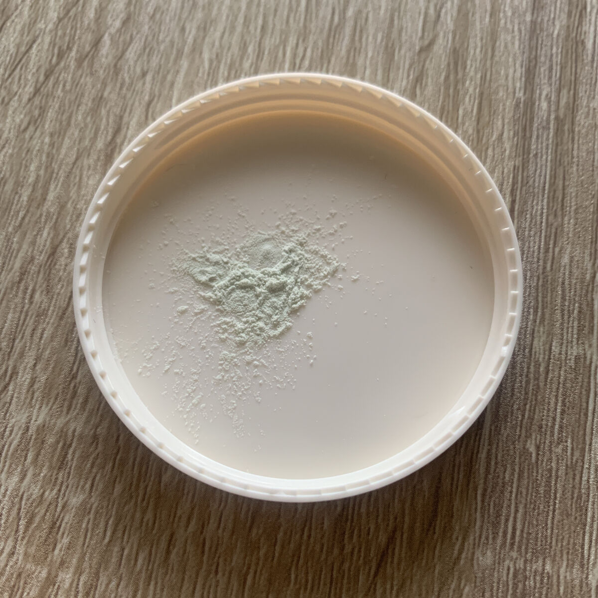 ノーセバム　ミネラルカラーパウダー　 02 グリーン（旧）/innisfree/ルースパウダーを使ったクチコミ（2枚目）