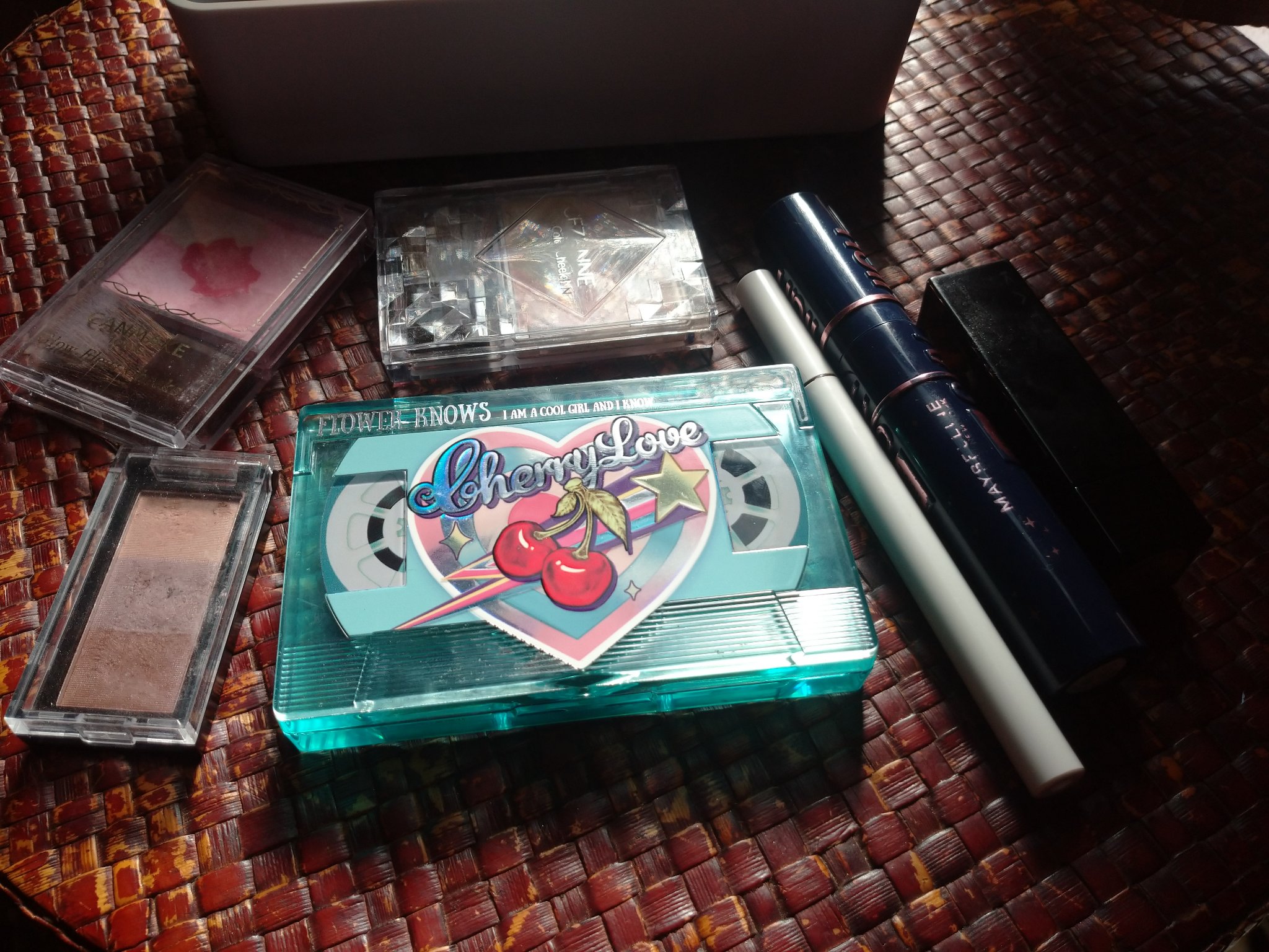 レトロマグネティック アイシャドウパレット/FlowerKnows/アイシャドウパレットを使ったクチコミ（2枚目）